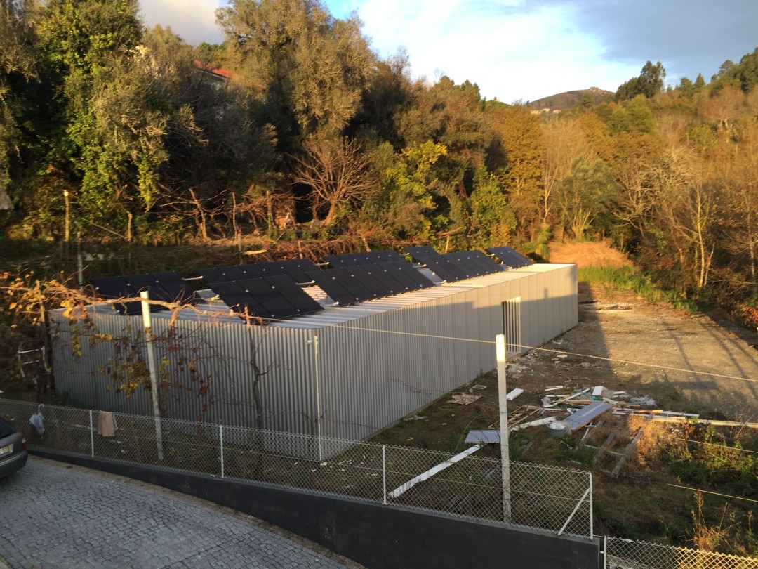 <p>Sistema instalado em Vila Verde, composto por:</p>

<ul>
	<li>30 x Painéis LG 330W;</li>
	<li>1 x Inversor Fronius.</li>
</ul>

<p><br />
Capacidade de produção anual - 14.500 kW/ano</p> imagem