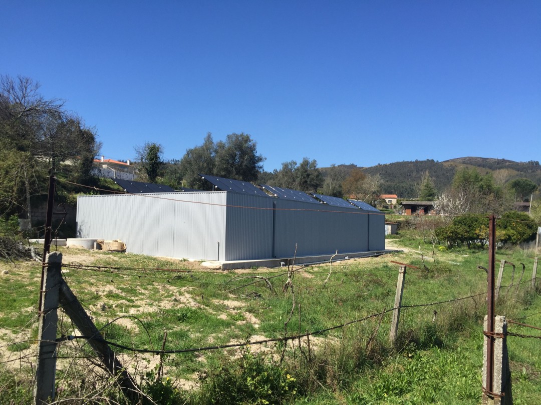 <p>Sistema instalado em Vila Verde, composto por:</p>

<ul>
	<li>30 x Painéis LG330W;</li>
	<li>1 x Inversor Fronius.</li>
</ul>

<p><br />
Capacidade de produção anual de 14500 kW.</p> imagem